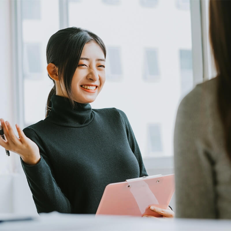 笑顔の女性キャリアアドバイザーが話している様子